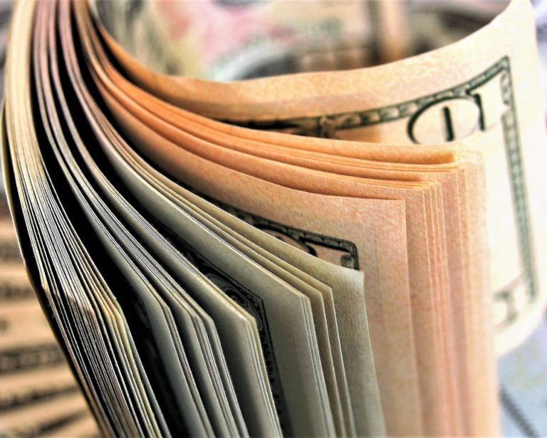 Preço da cerveja fica estagnado no Brasil em meio à inflação recorde em março