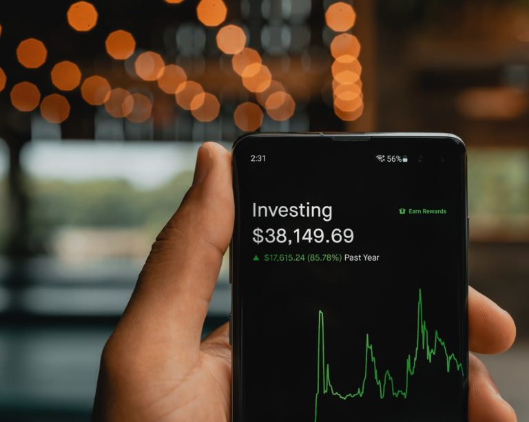 Ação da Ambev valoriza pelo 2º mês seguido, mas fecha trimestre com leve baixa