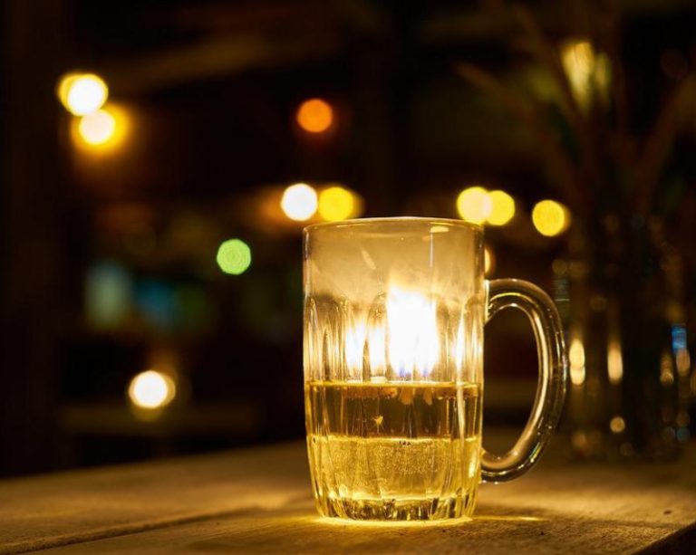 Perda do poder de compra do público freia reajuste do preço da cerveja nos bares