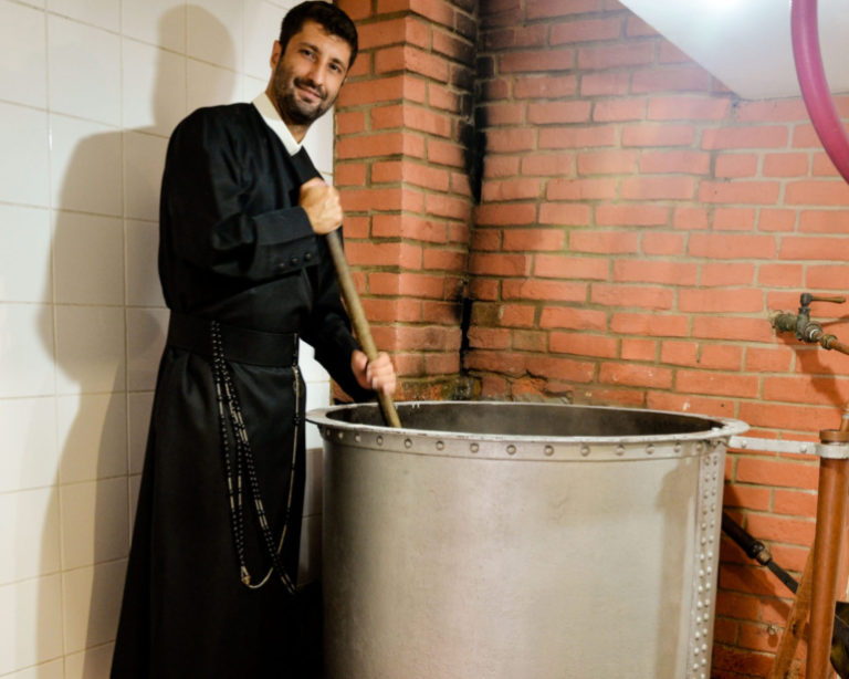 Cerveja do padre: Convento em Minas usa maquinário centenário e produz 3 estilos