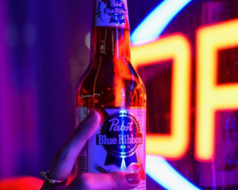 Pabst reforça associação com cultura underground em ações no Brasil