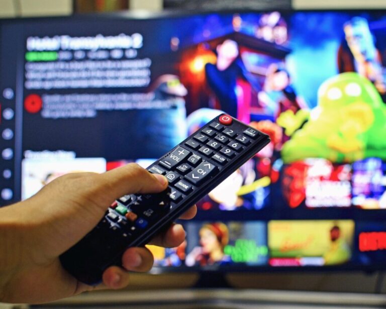 Cerveja na Netflix: AB InBev fecha acordo para pacote com propaganda