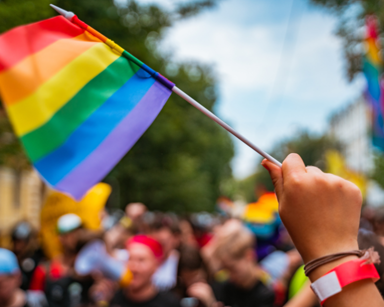 Luta por segurança para LGBTQIAP+ ganha reforço de ação que mapeia bares