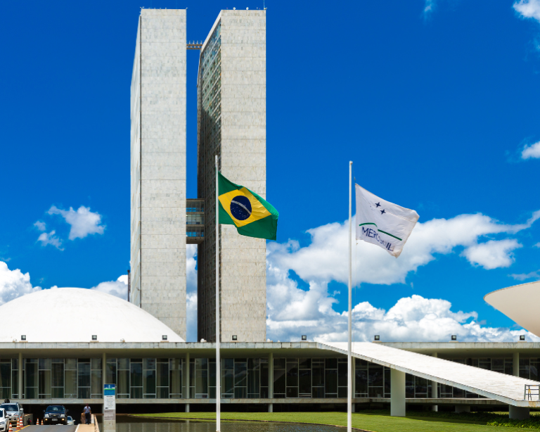 O que pensa o Guia: Só existe um lado possível – o da democracia