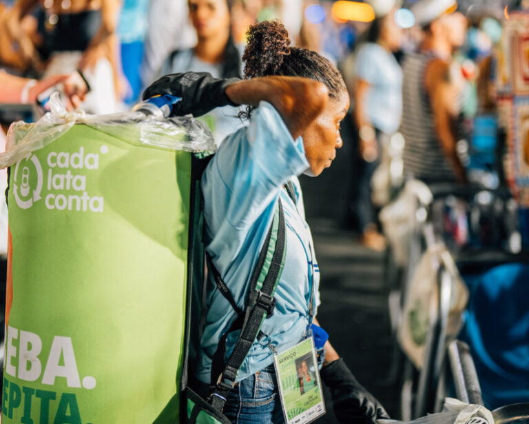 Carnaval na Sapucaí recicla quase 10 toneladas de latas e entra no Guinness