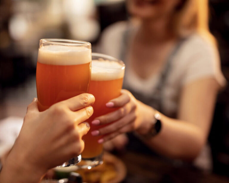 Lei põe bares na luta contra assédio às mulheres em SP; veja como será