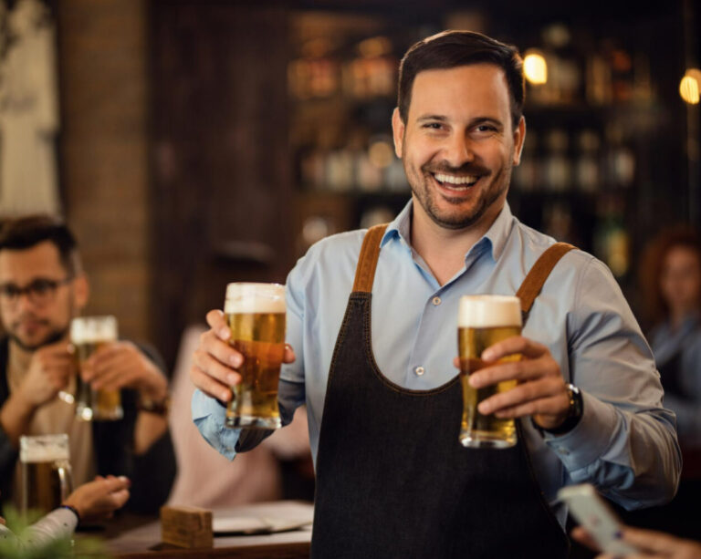 Bares e restaurantes criam mais de 150 mil vagas em 2022 e salários sobem 9,6%