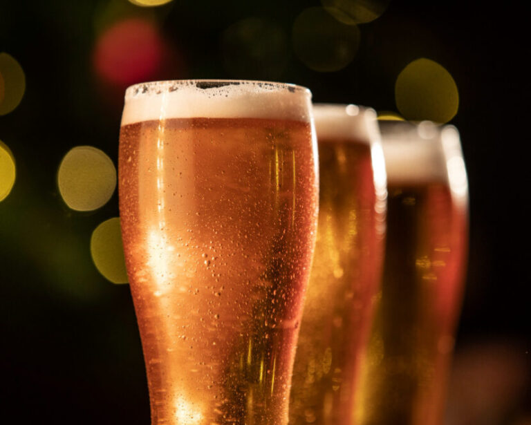 Ambev está otimista para 2023, mas ação cai 2% após balanço; veja análises