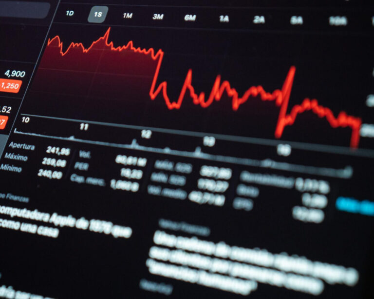 Ação da Ambev se valoriza em maio, mas sem reverter queda no ano