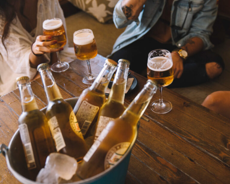 Preço da cerveja cai no varejo e tem alta expressiva nos bares em maio