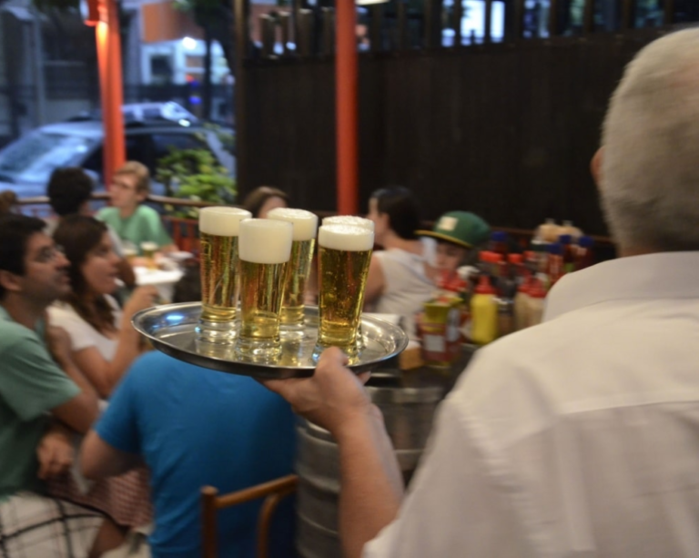 Metade dos bares do Rio tem dívidas, mas 1 de cada 3 contratará no 2º semestre