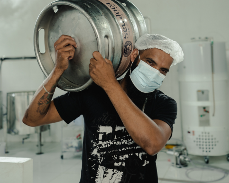 Resistência e inclusão: Filho de quilombolas empreende com cervejas acessíveis