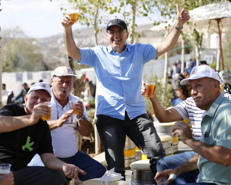 Cervejaria persevera na Palestina com Oktoberfest e liderança feminina