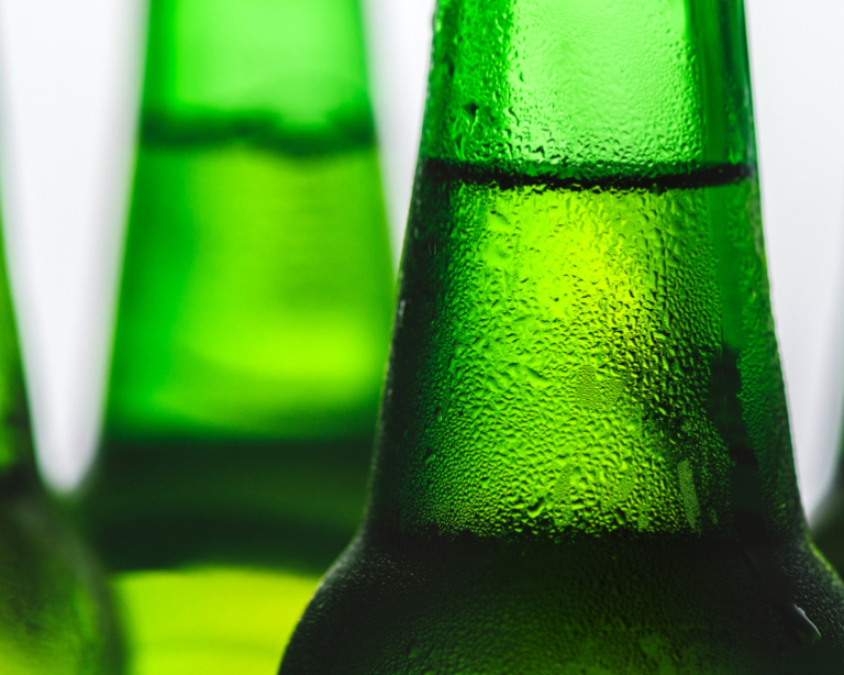 Grupo Heineken tem queda no lucro líquido e no volume de cerveja em 2023