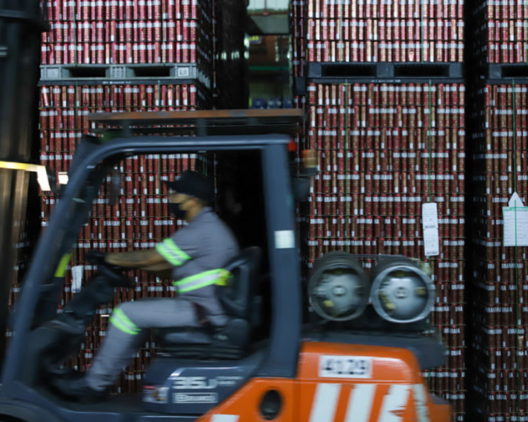 Ambev investe R$ 150 milhões para ampliar produção de rótulos premium em Goiás