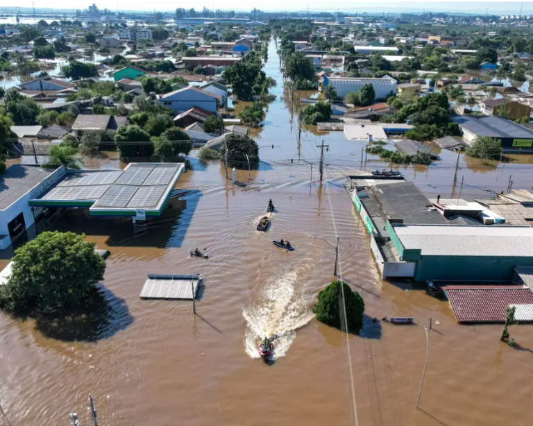 Ambev paralisa produção na Grande Porto Alegre para envasar e doar água