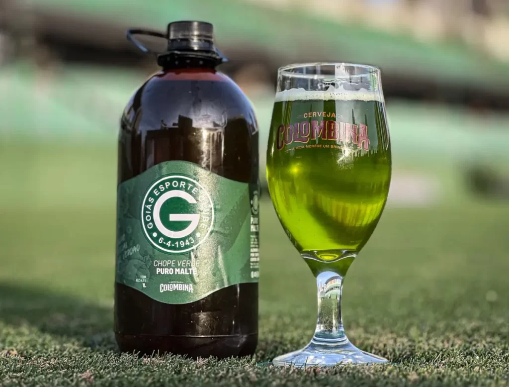 Um dos mais queridos da torcida, chope verde do Goiás EC, está à venda no estádio e é produzido pela Cervejaria Colombina (Créditos: Twitter/Goiás EC)