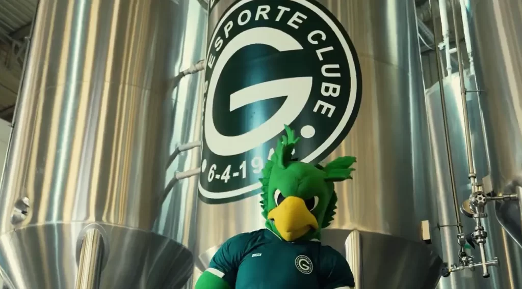 Periquito Pistola, mascote do clube, visitando a fábrica da Cervejaria Colombina e conferindo a produção da cerveja do Goiás EC (Crédito: Twitter/Goiás EC)