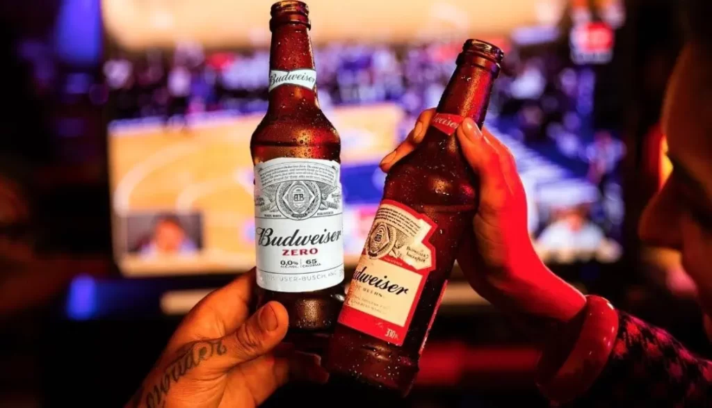 Grandes marcas, como Budweiser Zero, puxaram o crescimento da categoria sem álcool no Brasil em 2024 (Crédito: Ambev/Divulgação)