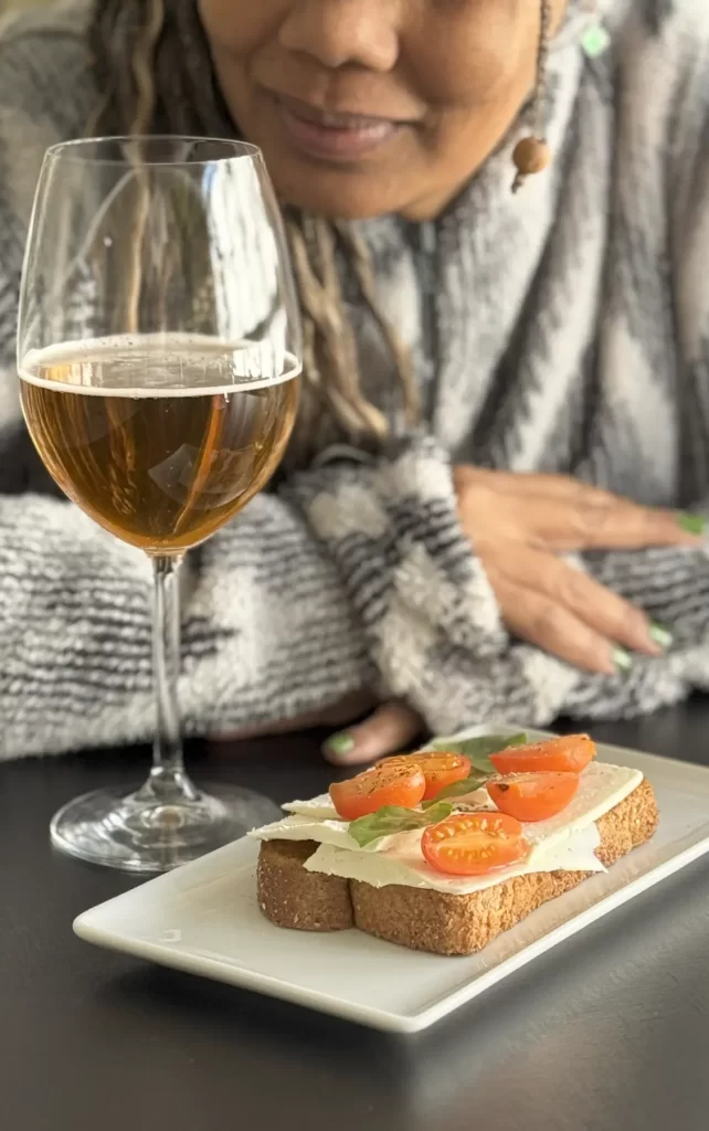 Uma harmonização leve de cerveja sem álcool com sanduíche de ricota e tomate-cereja. Tão leve quanto será essa coluna, conta Sara Araújo (Crédito: Sara Araújo/Arquivo pessoal)