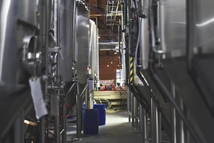 Análise de dados está fazendo dos controles da cervejaria verdadeiros sistemas de gestão - algumas vezes, totalmente automatizados pela Inteligência Artificial (Crédito: Elevate / Pexels)