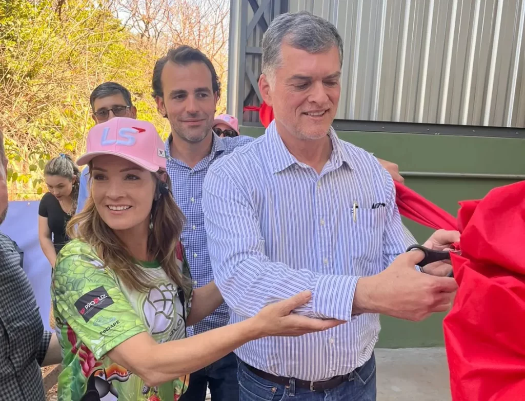 Lançamento da CPL do Lúpulo (Cadeia Produtiva Local do Lúpulo): Luciana Andreia Pereira, da Lúpulo Guarani (esquerda) e o prefeito de Araraquara, Doutor Lapena (PL-SP), cortam a faixa inaugural da Unidade de Beneficiamento de lúpulo