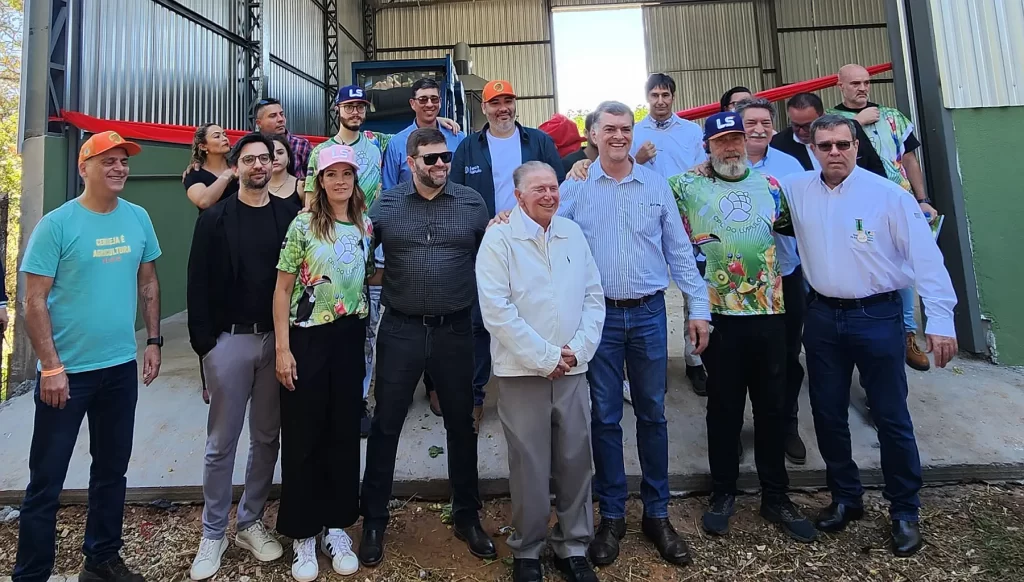 Lançamento da CPL do Lúpulo em Araraquara contou com a presença de autoridades durante a 3ª Festa da Colheita de Lúpulo, como: Gilberto Tarantino, presidente da Abracerva (esq.) e o prefeito da cidade de Araraquara, Doutor Lapena (ao centro, de camisa listrada). Crédito Bia