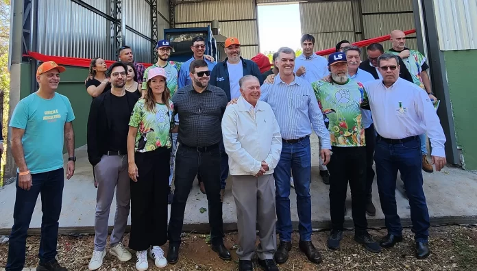 Lançamento da CPL do Lúpulo em Araraquara contou com a presença de autoridades durante a 3ª Festa da Colheita de Lúpulo, como: Gilberto Tarantino, presidente da Abracerva (esq.) e o prefeito da cidade de Araraquara, Doutor Lapena (ao centro, de camisa listrada). Crédito Bia