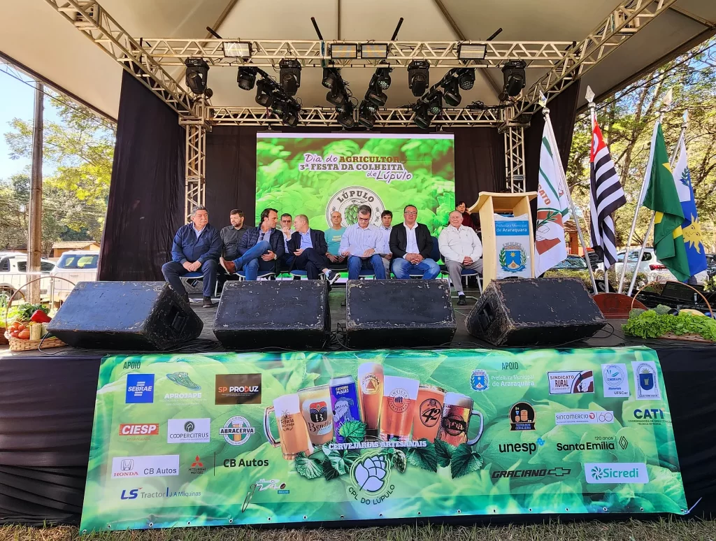 Palco principal da abertura do evento com as autoridades presentes (Crédito: Bia Amorim)