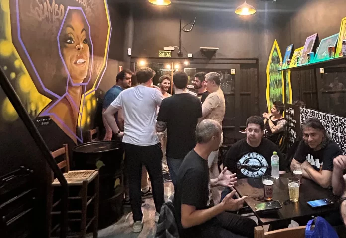 Público do bar Mocambo, da Cervejaria Implicantes, é hoje mais diversificado do que era o público da cervejaria (Crédito: Implicantes)