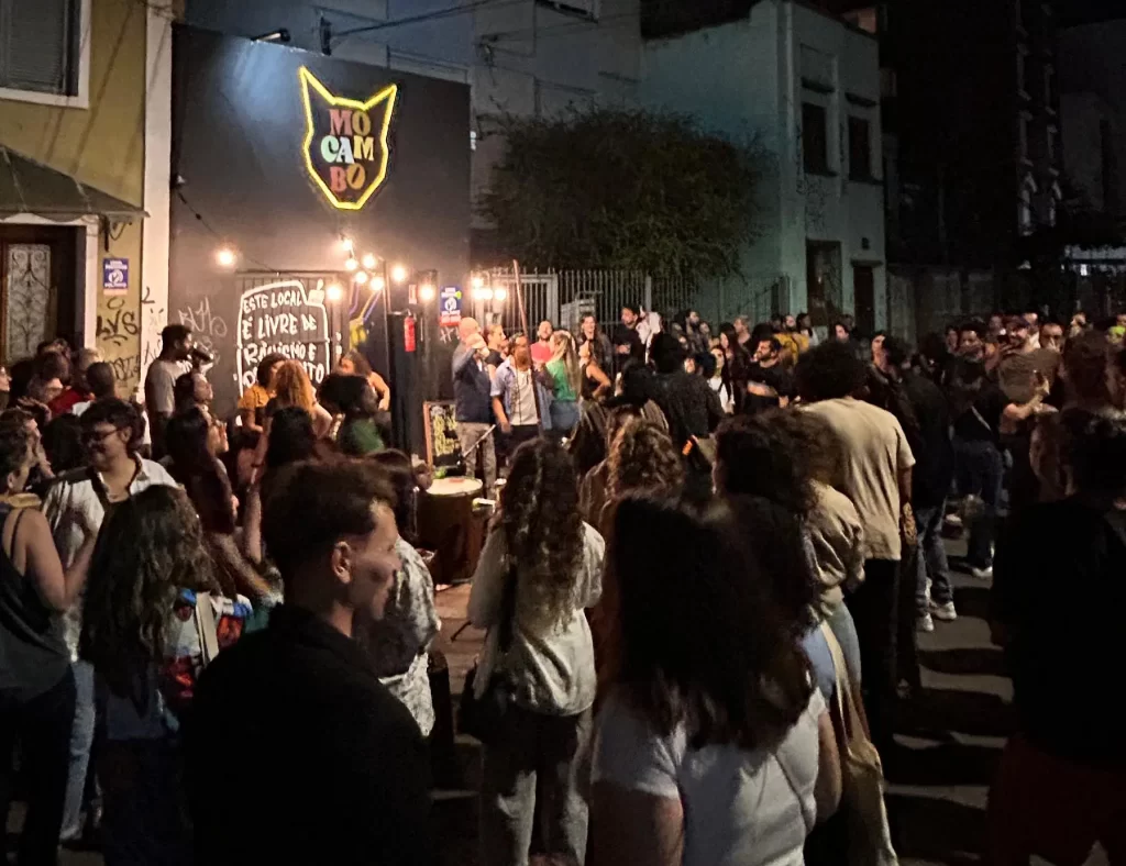 No Mocambo as festas muitas vezes tomam as ruas da Cidade Baixa, em Porto Alegre (Crédito: Implicantes)