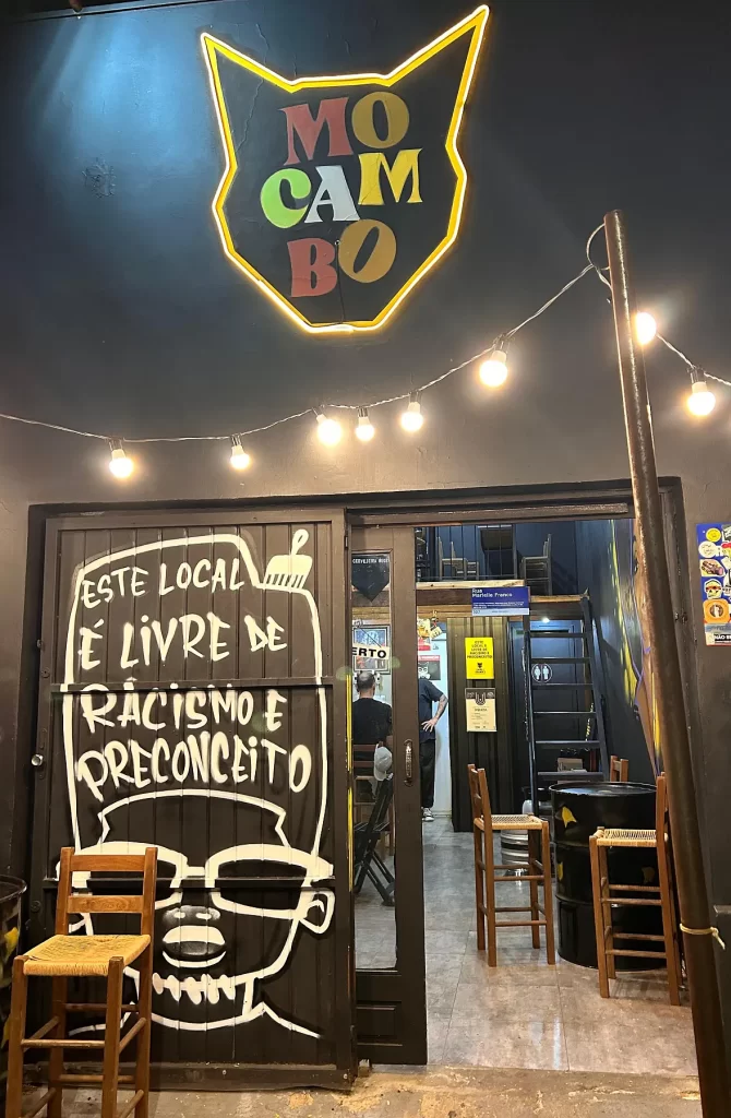 Detalhe da frase na porta do bar Mocambo: posicionamento ativista e de resistência da marca está presente no espaço do bar (Crédito: Implicantes)