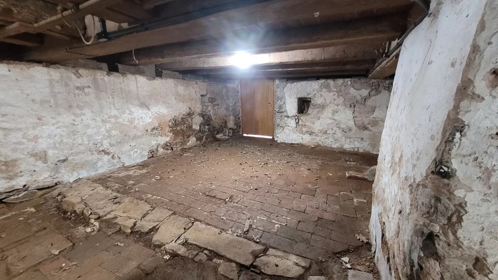 Porão da casa de maneira já foi utilizado para fabrição e armazenamento de cerveja (Crédito: Luís Celso Jr./Arquivo pessoal)