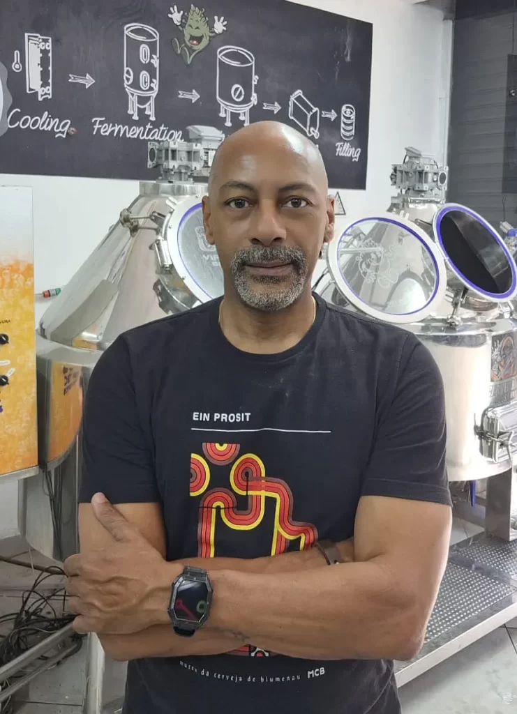 Cervejaria Vírus Bier, do cervejeiro Luiz Oliveira, foi a primeira a abrir as portas em setembro de 2024 na Rua da Carioca, dando início à concretização do projeto da Rua da Cerveja (Crédito: Vírus Bier/Divulgação)