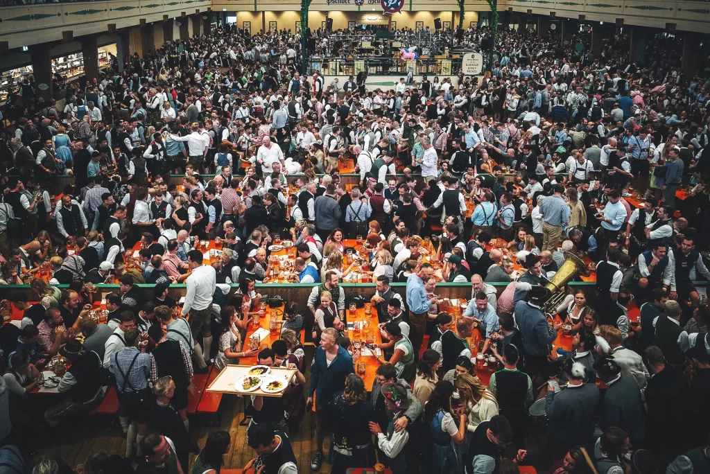 Oktoberfest da Alemanha, realizada em Munique, espera receber entre 6 e 7 milhões de pessoas em 2025 (Crédito: © Turismo de Munique / Jan Saurer)