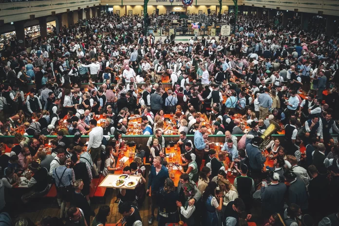 Oktoberfest da Alemanha, realizada em Munique, espera receber entre 6 e 7 milhões de pessoas em 2025 (Crédito: © Turismo de Munique / Jan Saurer)