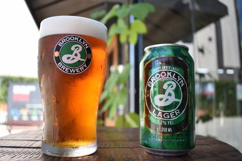 Brooklyn Lager foi o primeiro rótulo da cervejaria norte-americana a ser fabricado no Brasil (Crédito: Maniacs / Divulgação)