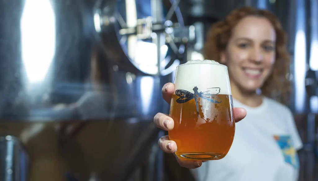 Luiza Tolosa criou não só a Cervejaria Dádiva, como também o movimento "Criado por Elas, Liderado por Elas" (Crédito: Claus-Lehmann / Cervejaria Dádiva)