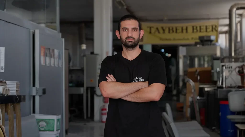 Canaan Khoury, filho do fundador da cervejaria, é engenheiro e trabalha na fábrica com sua família (Divulgação / Brewgooner)