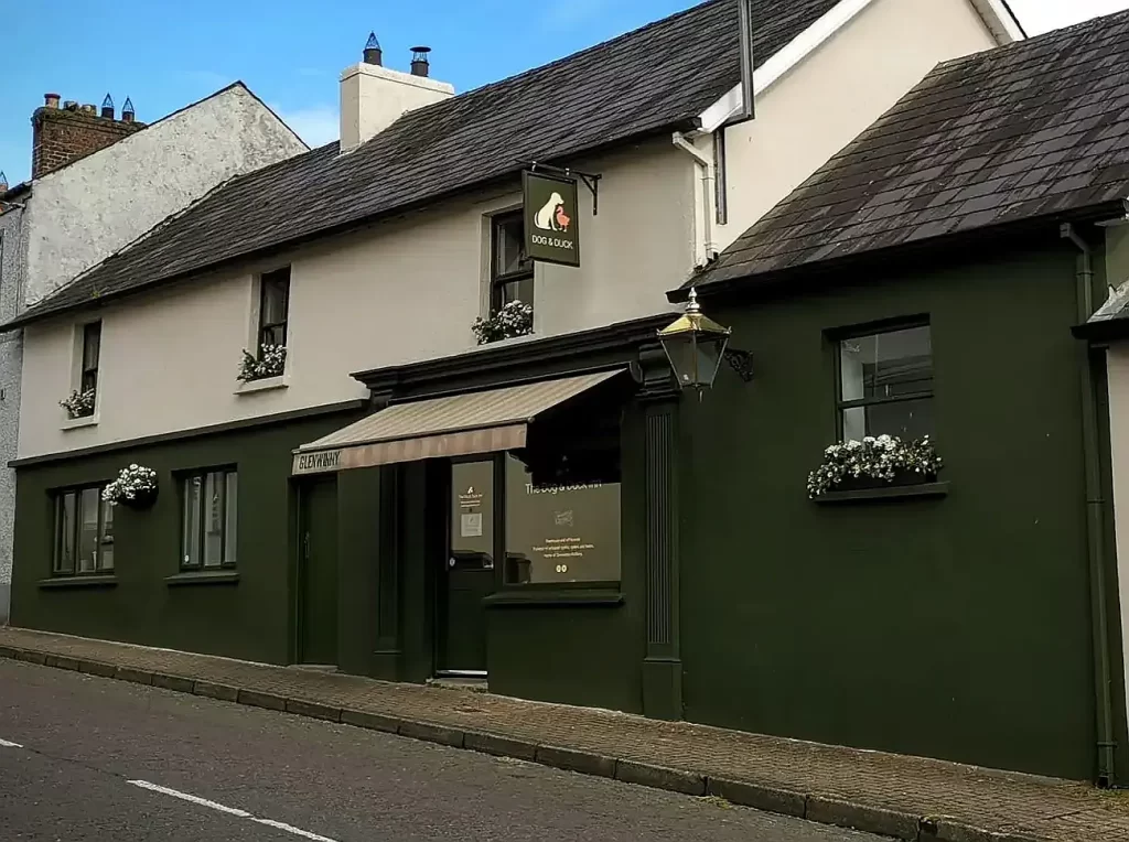 Fachada do Dog and Duck Inn, que ficou entre os melhores pubs do Reino Unido. Ele fica em Lisbellaw, na Irlanda do Norte (Crédito: Dog and Duck Inn / CAMRA / Divulgação)