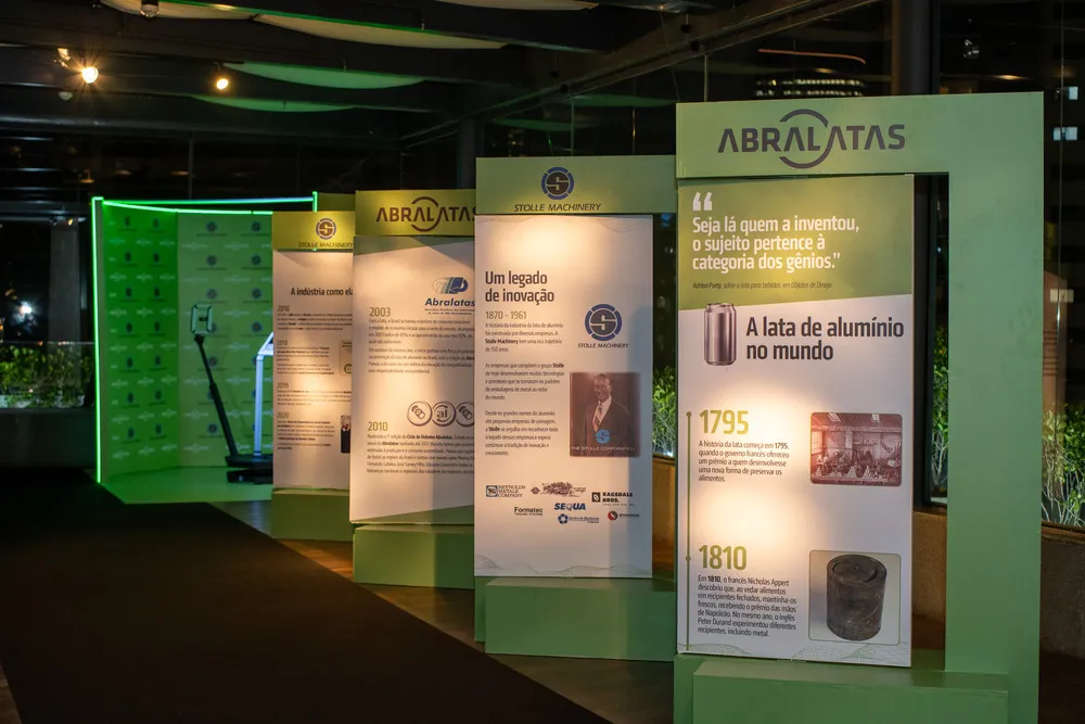 Além das discussões estratégicas, o encontro contará com estandes interativos, ativações de patrocinadores e oportunidades de networking (Crédito: Abralatas / Divulgação)