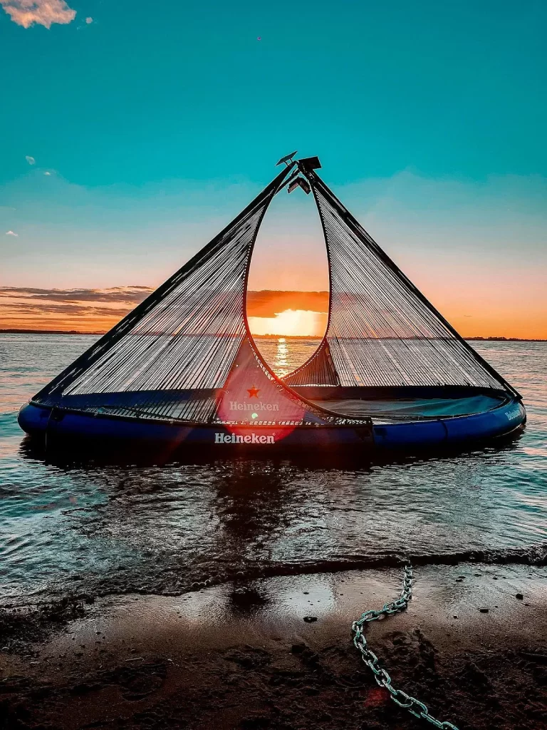 Caravelas da Heineken atuam como sistemas vivos de biorremediação, estimulando crescimento de algas nativas e capturando contaminantes (Divulgação / Heineken)