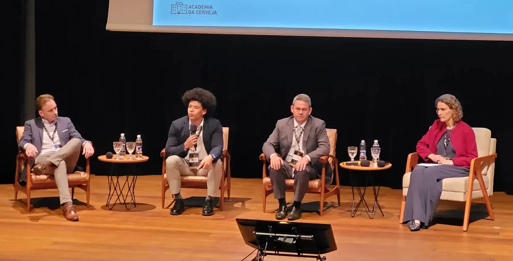 Painel “A Indústria da cerveja no Brasil: investimentos, tecnologias e o futuro pelo campo” teve a presença de (das esquerda para a direita) Jeferson Caus, superintendente de Negócios da Cooperativa Agrária Agroindustrial, Maciel Silva, diretor técnico adjunto da Confederação da Agricultura e Pecuária do Brasil (CNA), Carlos Goulart, secretário de Defesa Agropecuária do Ministério da Agricultura e Pecuária (Mapa), e foi mediado pela jornalista Fernanda Pressinott (Crédito: Luís Celso Jr. / Guia da Cerveja)