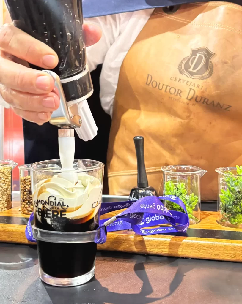 Dr. Duranz colocou espuma de pistache na cerveja (Crédito: Aline Ferreira)