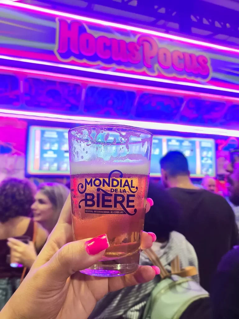 Estande da Hocus Pocus: uma arcade gigante no meio do Mondial de La Bieère 2025 (Crédito: Aline Ferreira)