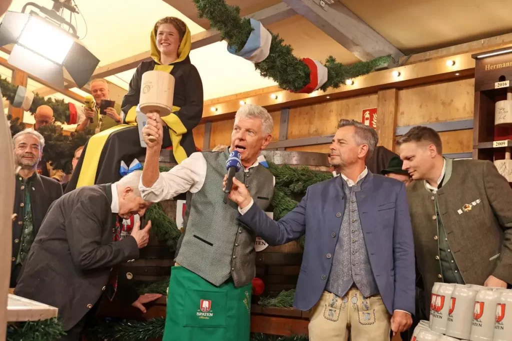 O atual prefeito de Munique é um dos recordistas na modalidade de abrir o barril com menos marteladas: apenas duas (Assessoria de Imprensa de Munique / Michael Nagy)