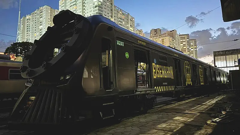 Locomotiva cenografada da ViaMobilidade, presente na Linha 9-Esmeralda, em São Paulo, durante o The Town (Divulgação / Eisenbahn)
