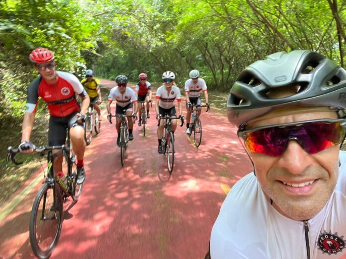 Victor Alonso de Oliveira, (à frente), pratica ciclismo e aprecia a degustação de cerveja depois do treino (Crédito: Arquivo Pessoal)