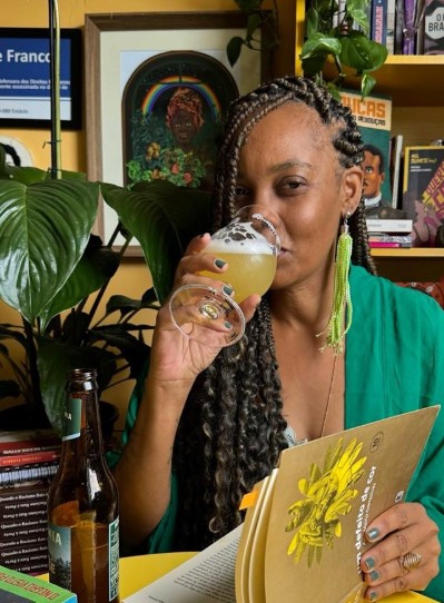 Formada em Direito, graduada e mestranda em Ciências Sociais, Sara nunca deixou de estudar por conhecer o poder da educação (Foto: Arquivo Pessoal)