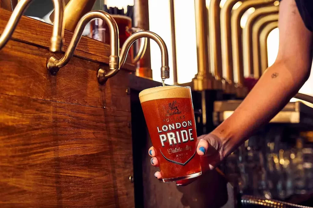 A cervejaria Fuller's relançou a campanha “Only in the Pub”, que reforça o papel dos pubs como guardiões da tradição britânica da Cask Ale (Divulgação / Cervejaria Fuller's)